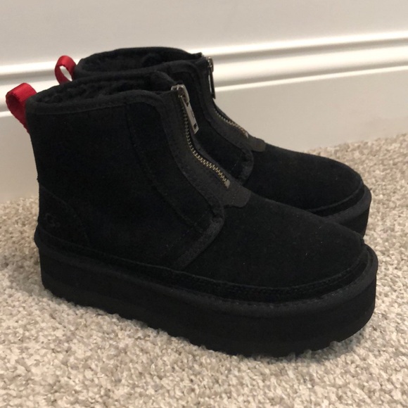 New without box Ugg Neumel platform zip size 5 black with red pull - Picture 1 of 4